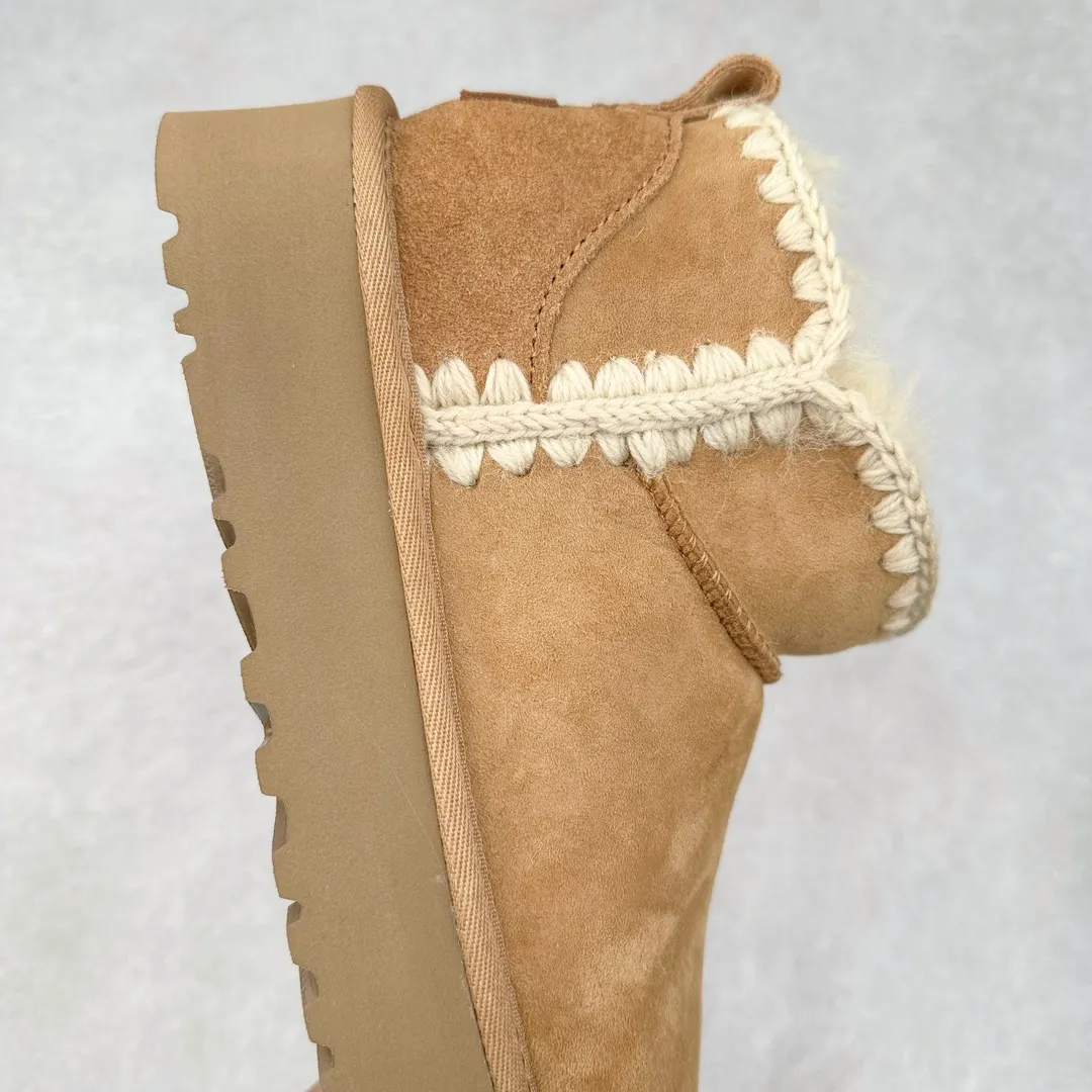 Pick up locally 💰520 UGG 6109G classic wooden buckle autumn and winter sheep fur all-in-one snow boots. All shoes are made from ZP. Longfeng A-grade Australian imported sheep fur all-in-one women's boots. Brand OEM production line. Fully follow the ZP process. Original pattern maker of the OEM. Adhering to the principle of no original shoes and no development selection. Pay attention to every detail. The most authentic version on the market TREADLITE "Light Wing" technology outsole Lightweight/durable/flexible/pile size: 35 36 37 38 39 40 Coding: by2936090